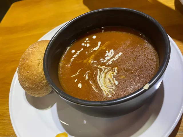 龍蝦湯不錯，配上軟綿麵包，口感很特別👍