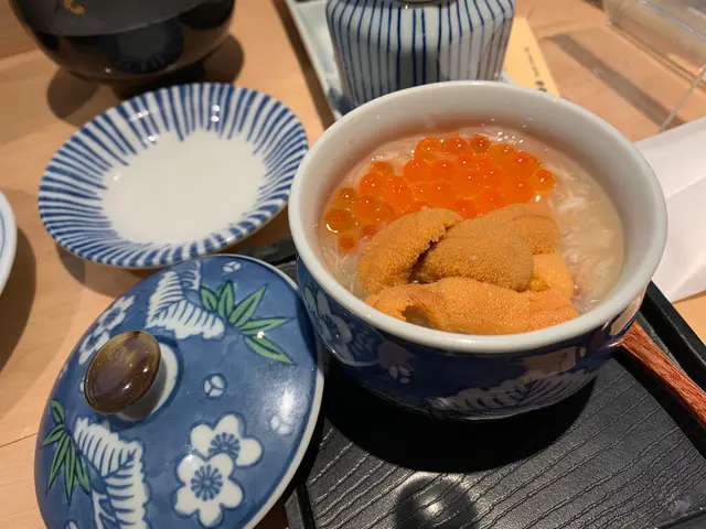 10貫壽司跟餐嘅海膽蒸蛋，大大啖海膽仲有大大舊蟹肉，鮮味無比