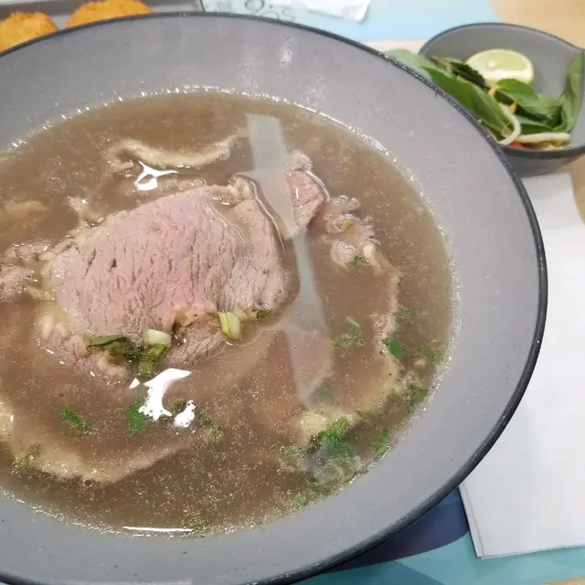 牛肉好嚡，金邊粉痴埋一球，食嘅時間仲要自己整番散佢，要自己QR CODE落單REMARK已打了走蔥同全走，但依然有蔥，直頭嘥客人時間落單因為佢哋唔睇嘢，唔多客上枱已等了半粒鐘，生牛肉真係要等咁耐嗎