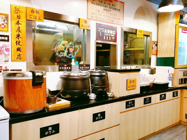 任食湯，飯，沙律，水，自助區