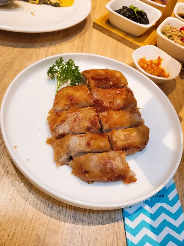 🔸外層是酥炸芋頭 內裡是鹵鴨肉切片，配上香菇醬汁，一甜一咸