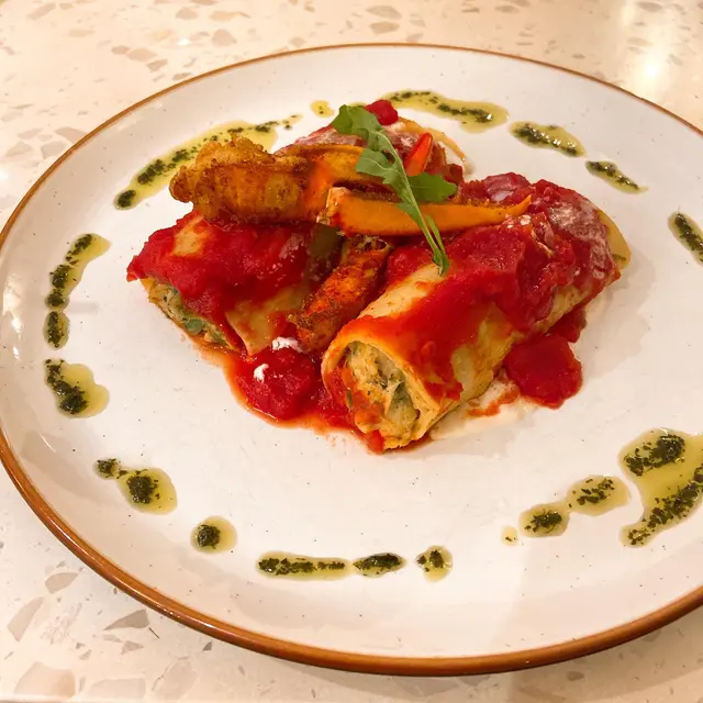 芝士菠菜龍蝦蟹肉意粉卷 Spaghetti with Lobster and Crab Meat in Tomato Cream Sause