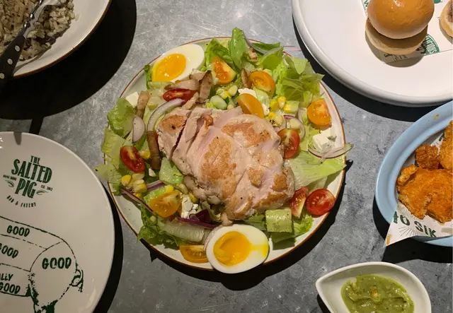 招牌燒雞胸沙律