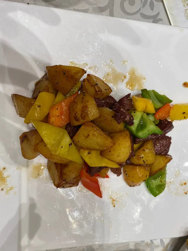 蜜椒薯仔牛肉粒