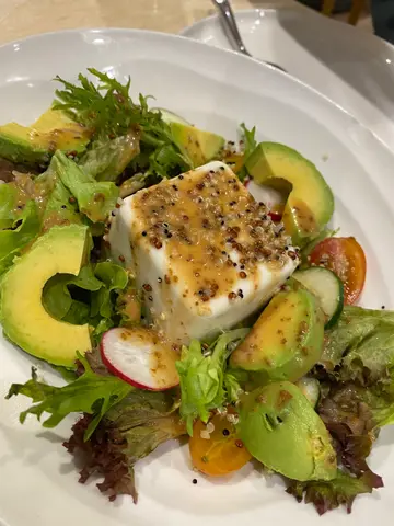 有機豆腐牛油果藜麥沙律伴日本芝麻醬