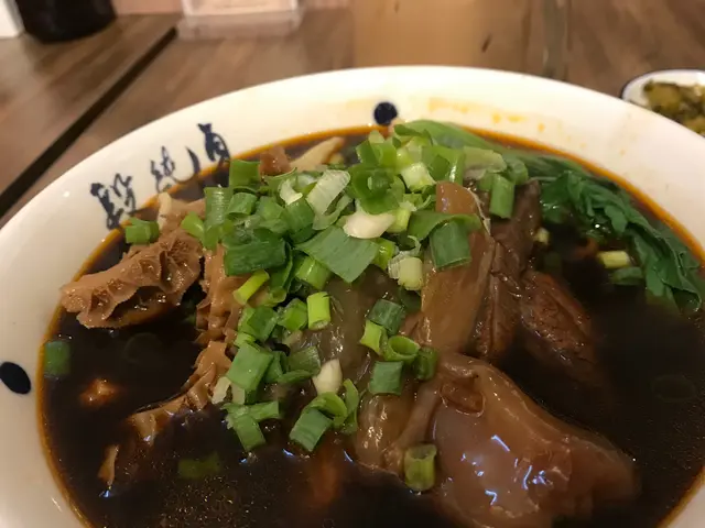 三寶為腱心、牛肚、牛筋。比一般潮州粉麵所食到的好食好多。畢竟價錢差好遠，比較是不公平。麵我選了粗身麵，有點似山西刀削麵。