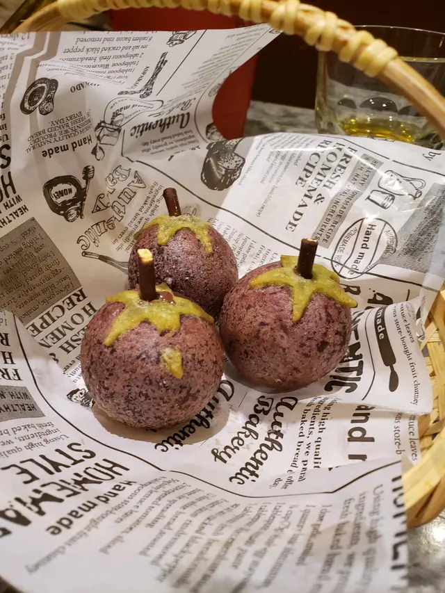 外皮係鹹水角外面嗰層咁，裏面類似蛋白蟹肉羹，外型可愛