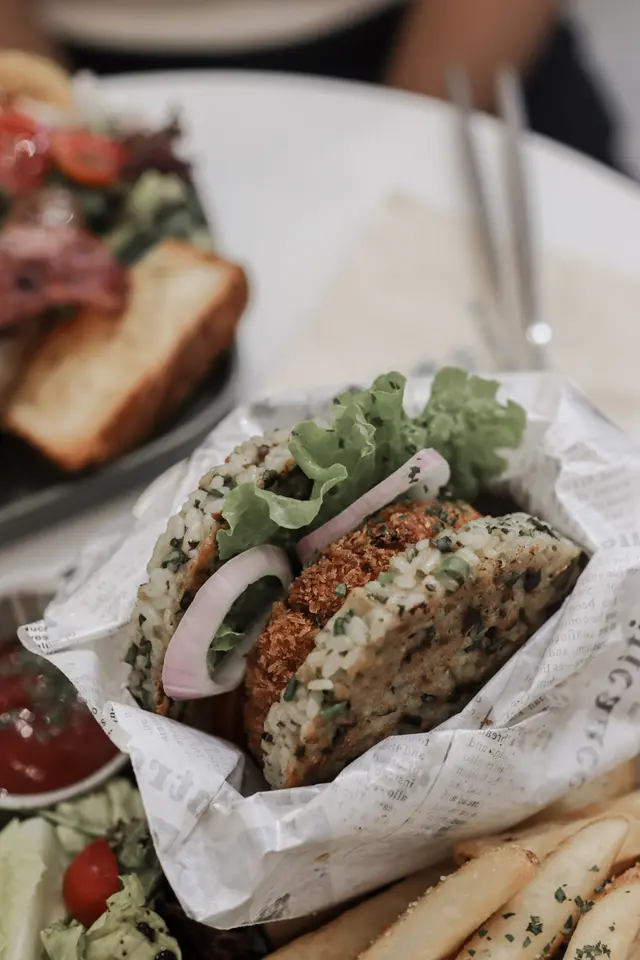 吉列素菜豆腐扒飯堡 配脆脆薯角&雜菜沙律