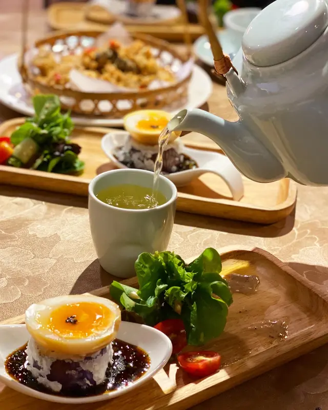 本地水耕沙律菜伴芝麻醬 茶燻流心蛋伴黑魚子醬配厚切茄子
