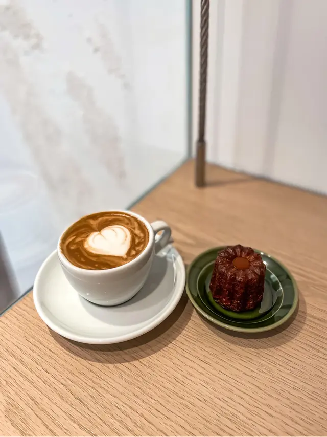 Latte  + canelé