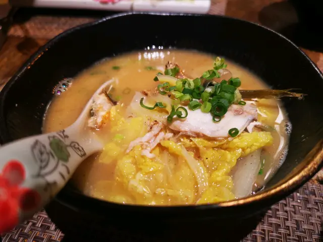 用方才刺身用外的伊佐木魚身去煮的濃湯，魚味相當濃郁鮮甜