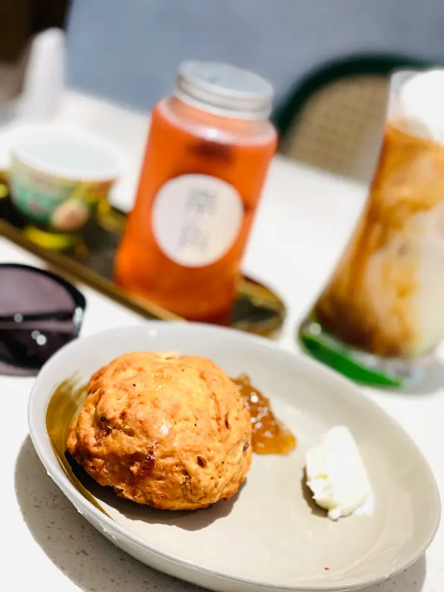 酸種鬆餅配忌廉芝士及無花果醬