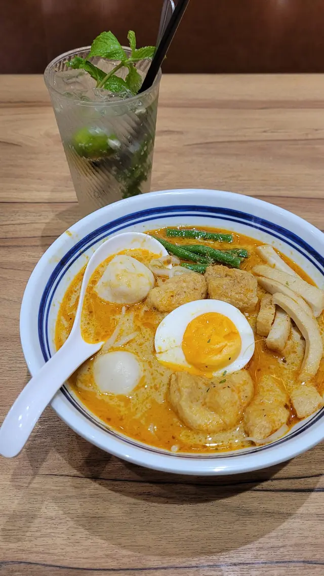 湯都飲晒就知d湯唔差，但係湯之外d魚蛋唔得，太過粉了。