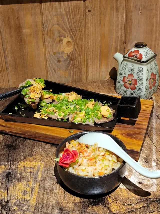 牛舌薄燒配三文魚炒飯