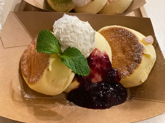 芝士慕絲雜莓醬班戟