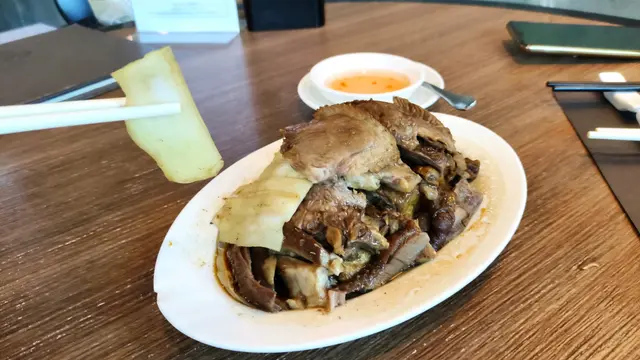 鹵水滑香鵝片拼墨魚