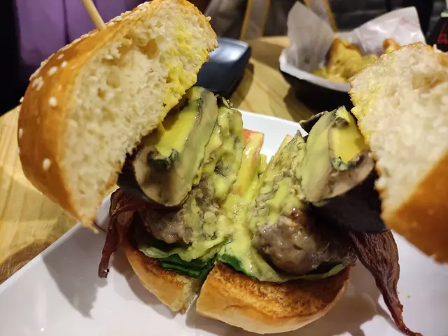 蜜糖芥末大啡菇煙肉牛肉漢堡