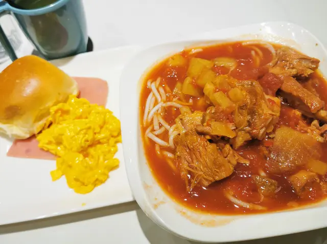 鮮茄濃湯豬軟骨米線，味道可口