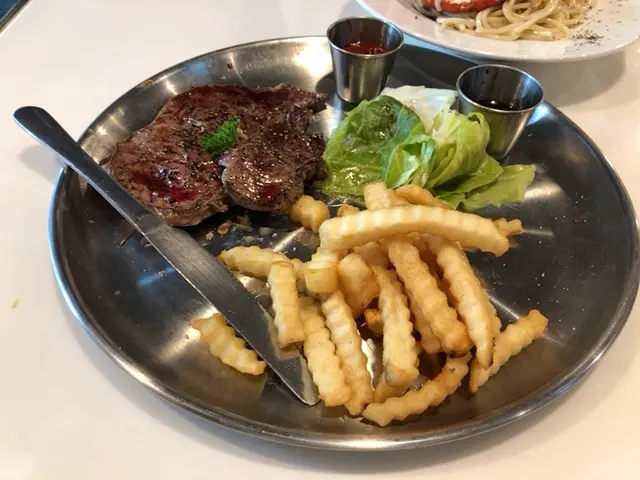 安格斯肉眼扒跟薯菜