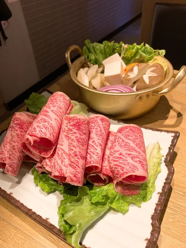 先上一碟日本🇯🇵A4和牛250g和野菜豆腐盤,
嘩,250g嘅牛肉足足有十塊之多!😍😍份量十足!