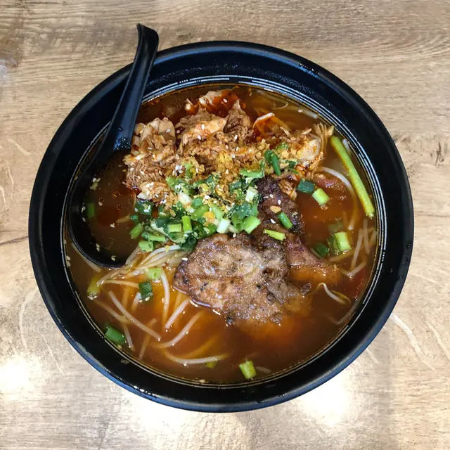 蒜蜜豬扒+麻香手撕雞蕃茄湯米線