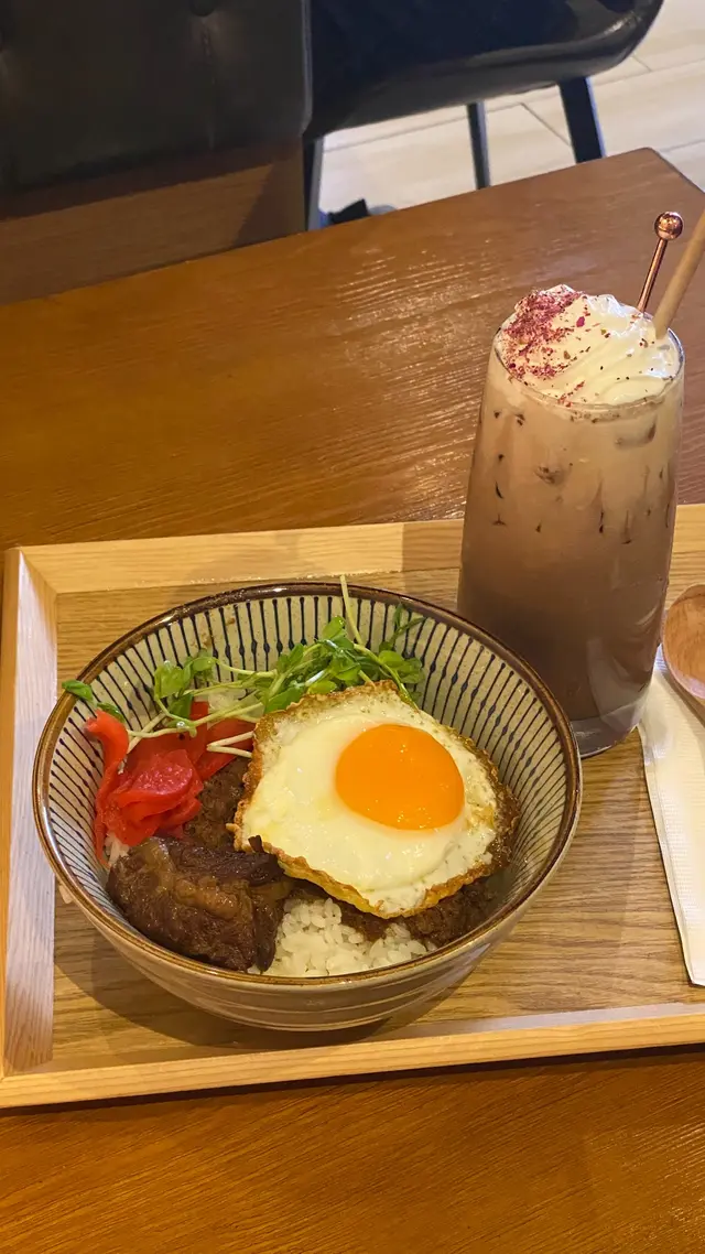 黯然銷魂飯多數都你叉燒加太陽蛋，但佢就轉咗做安格斯牛，整到好腍，好似食緊牛腩咁。