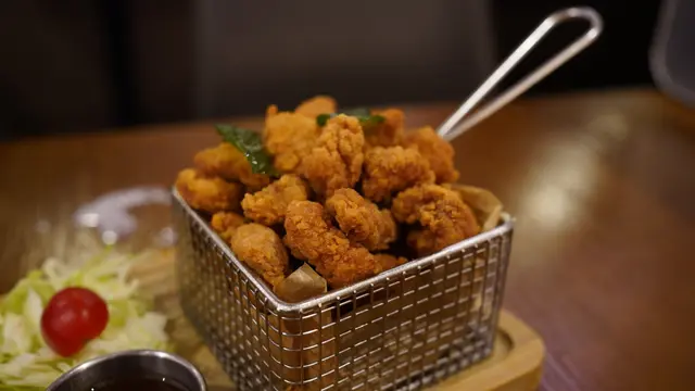 鹽酥雞一枝炸得好脆，一口一粒，好易食！雖然味道好似少咗啲好濃嘅味粉咁，不過佢配嘅柚子醋令佢無咁油膩，無咁熱氣。