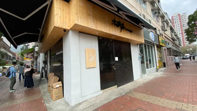 雖然餐廳門面招牌好大好醒目，不過喺轉彎位，喺唔係區內人都幾難搵。