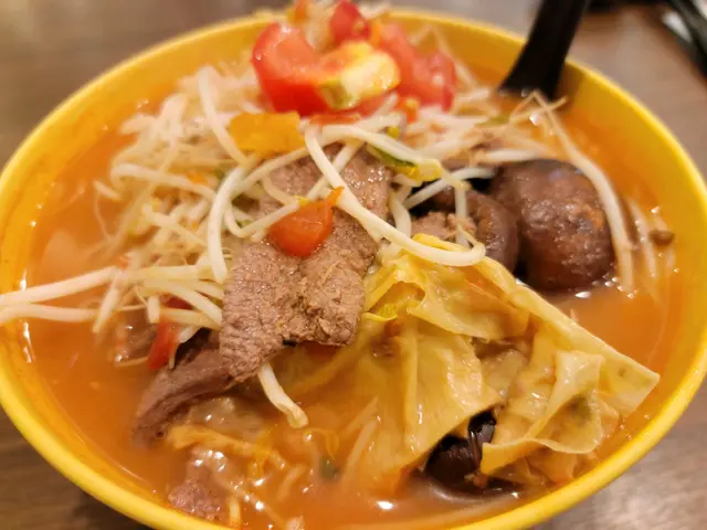 豬潤、冬菇、芽菜番茄米線