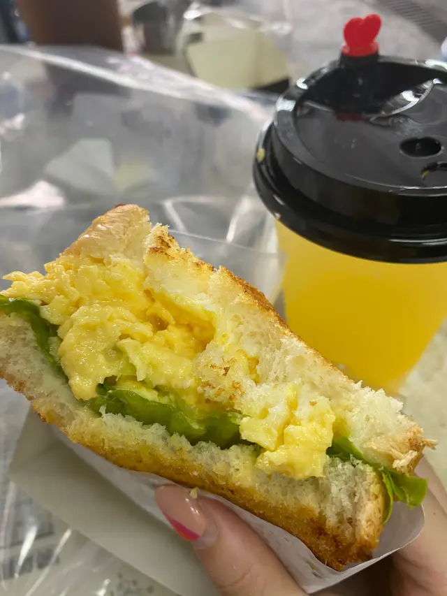 一啖牛油一啖蟹吐司