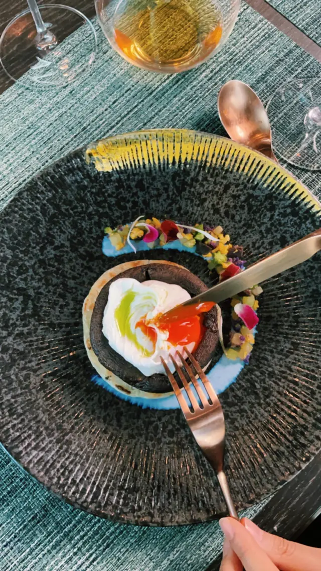 慢煮「曉」蛋  一切開滿滿的蛋汁流出  配上大啡菇和冰滴薔薇香紅茶  