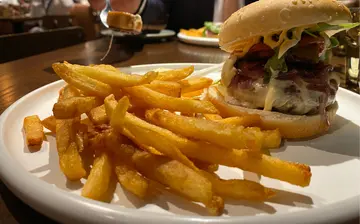 Beef  burger  with  frois  grois