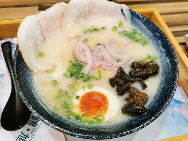 日鹤-鸡原汤叉烧拉面