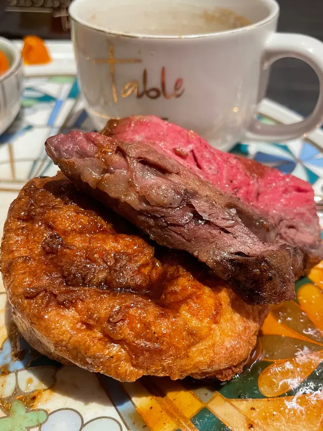 招牌英式燒牛肉配辣根肉汁及約克郡布丁