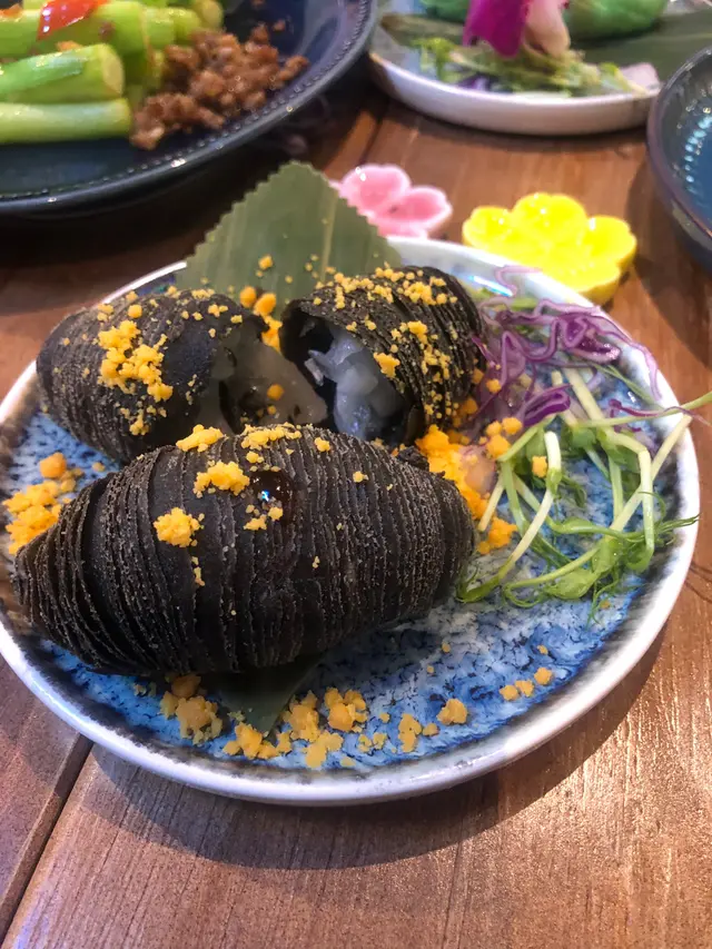 鹹蛋黃竹炭蘿蔔絲酥餅