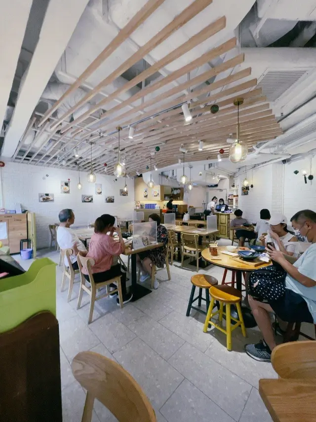 人不算多也不算迫。