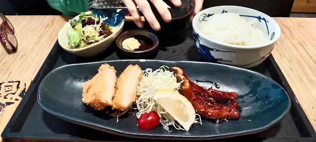 鰻魚魚炸蝦餅定食.
它包括醬汁燒鰻魚和炸蝦餅也新鮮和脆可口。
你可以擠檸檬汁來,
混合日本小沙拉菜和白沙拉醬和日本黑醬。
沾醬吃,增加味道,
一碗中大的日本米飯。而其他商店只提供一小碗米飯。
當然有日本味噌湯,成為美味的定食套餐.