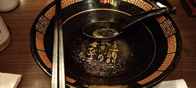 麵的份量正好適合我,
那一刻我很餓,湯和麵條也很好吃,
令人難以置信! 我可以吃完!
一般來說拉麵是很大的碗,我永遠吃不完!
對於男人來說,可能需要添加額外的麵條。