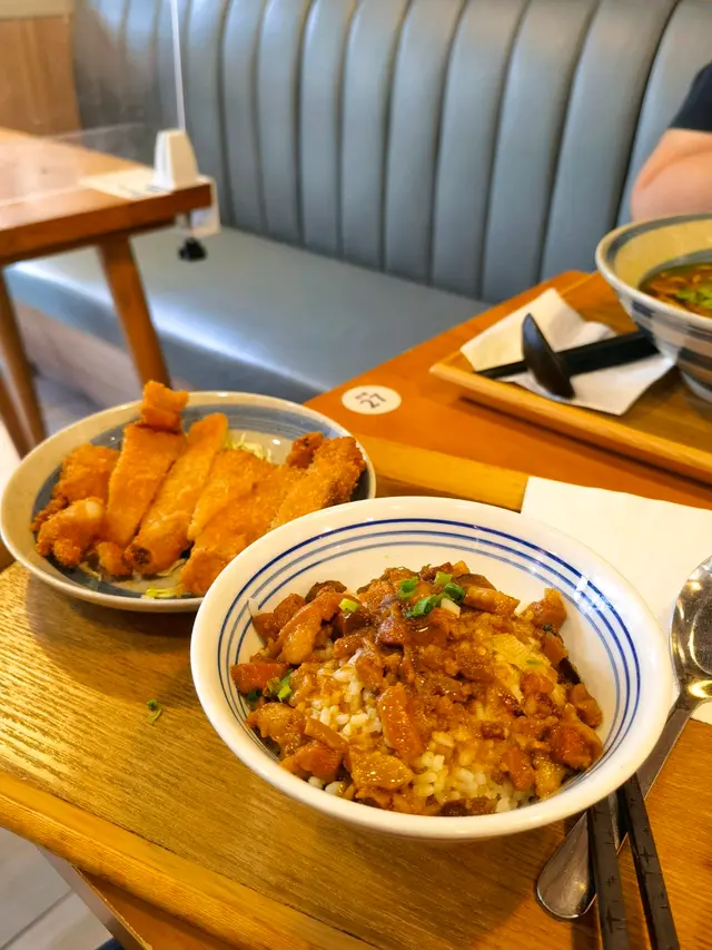 酥炸排骨滷肉飯