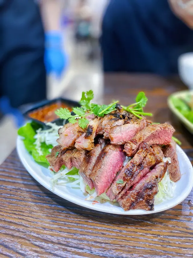牛肉食落係幾重牛肉味,而且充滿炭燒嘅香味,有肉汁,唔會燒到好乾身