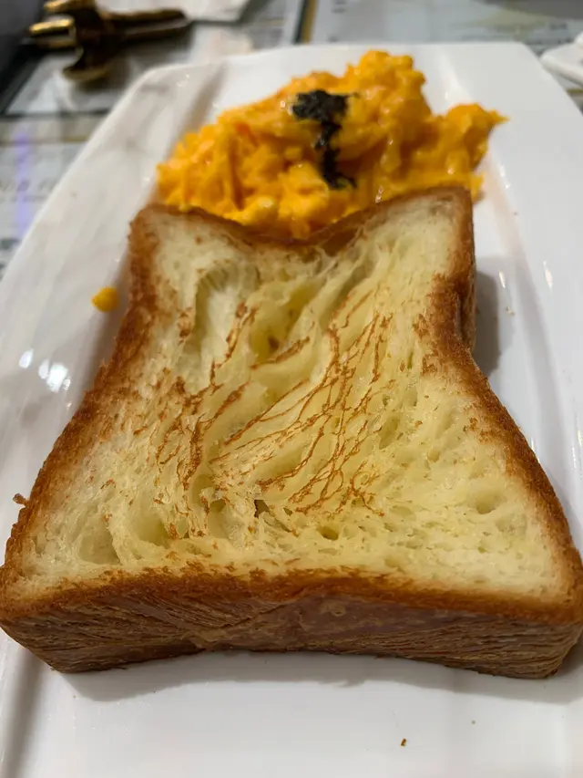 黑松露炒蛋配千層danish 多士