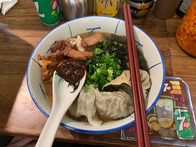 👦🏻牛腩韭菜餃墨魚頭角紫菜油麵（楠汁_中辣）