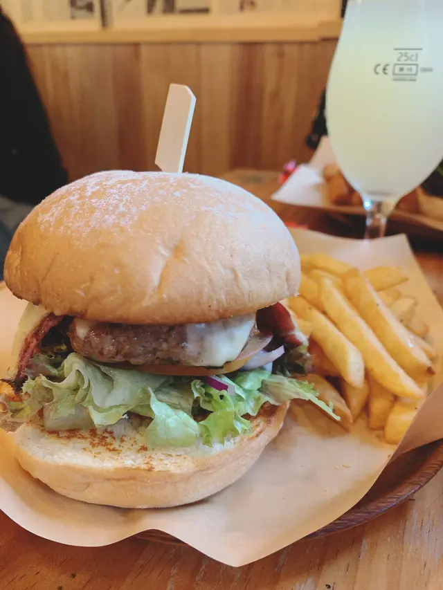 牛肉芝士漢堡  配薯條