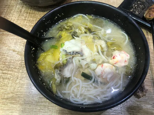 龍蝦丸魚片酸菜酸辣湯底米線