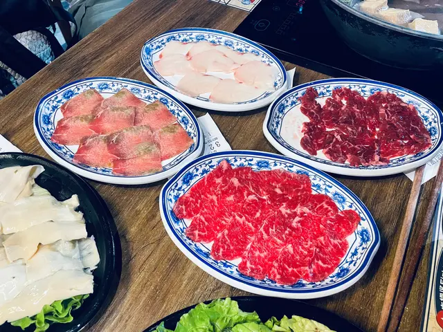 牛脷，黃喉，牛胸爽，其餘兩個唔記得叫咩名，鮮紅色依碟嘅牛最好食