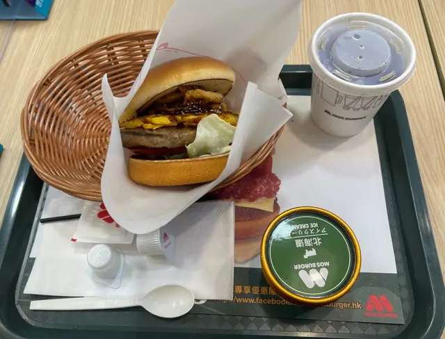 特級和牛漢堡包，雪糕，熱奶茶