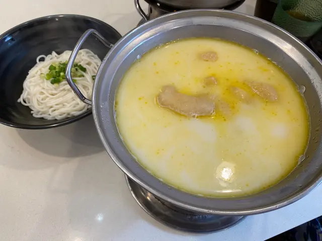 招牌癡花膠雞濃湯米線