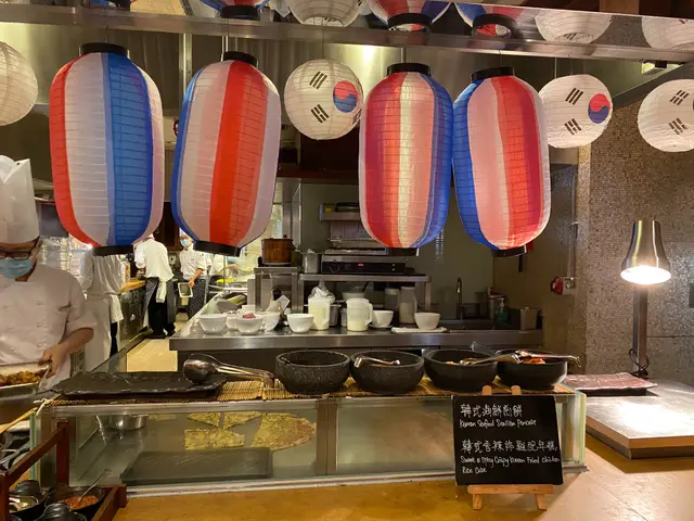 韓式海鮮煎餅，韓式香辣炸雞配年糕