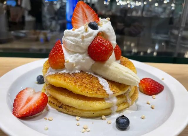  每一塊的班戟都有焦糖面，所以有3層脆脆感受，焦糖脆得來不用太甜，果然係人氣之選。不過忌廉就一般，沒有Mellow Brown Coffee by UCC 的忌廉奶味濃。