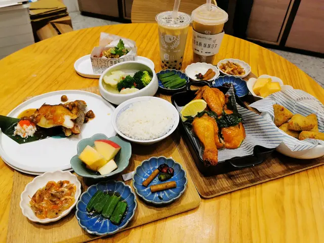 塔香松露台式燒雞配菠菜起司一口薯$108、 破布子煎封比目魚配蟹肉菠菜圈$128、 大腸包小腸$36、鮮手工製芋圓奶茶$36 ( 跟餐有$10折扣) 、 老細萬歲黑糖珍珠厚奶茶$28( 跟餐有$10折扣)